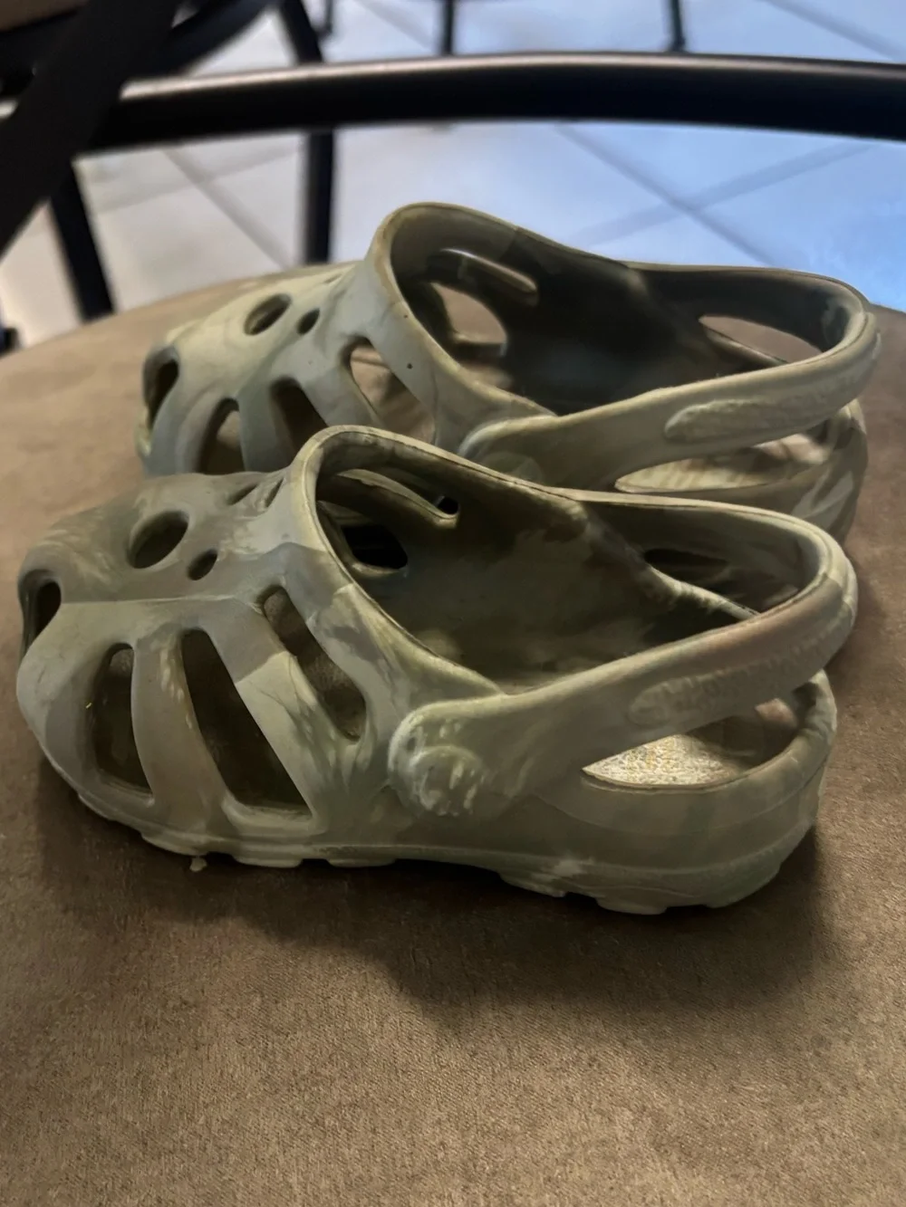 Size 5 Baby Deer camouflage slip on waterproof breathable Clog.  In EUC!
